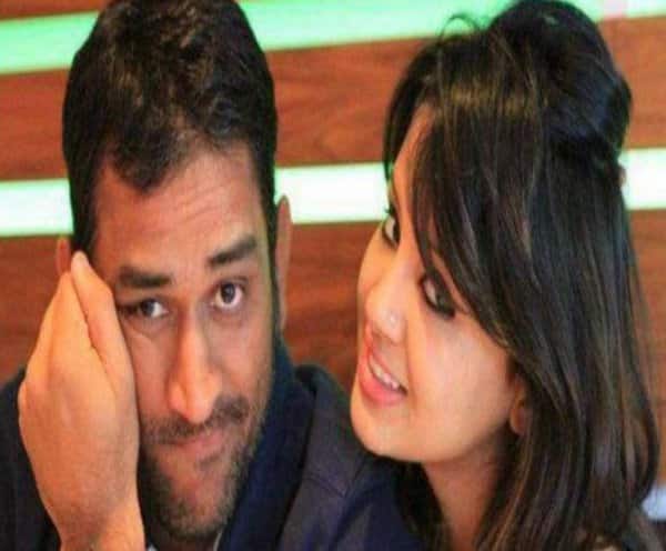 পরে কলকাতায় তাজ বেঙ্গল হোটেলে ধোনির সঙ্গে সাক্ষীর ফের দেখা। শুরু হয় তাঁদের প্রেমের সফর।