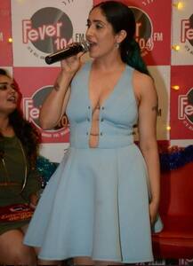 গায়িকার ট্যাটু-প্রদর্শন। কে এই গায়িকা? ছবিতে দেখুন