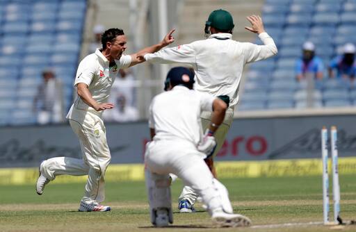 পুণেতে এই টেস্টে প্রথম ইনিংসে মিচেল স্টার্কের বলে আউট হওয়ার পর দ্বিতীয় ইনিংসে স্টিভ ও’কিফির বলে আউট হয়েছেন বিরাট