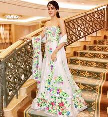 বিয়ের অনুষ্ঠানে নজর কাড়লেন মা শ্রীদেবী এবং কন্যা জাহ্নবী-খুশি