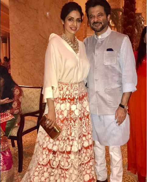 বিয়ের অনুষ্ঠানে নজর কাড়লেন মা শ্রীদেবী এবং কন্যা জাহ্নবী-খুশি