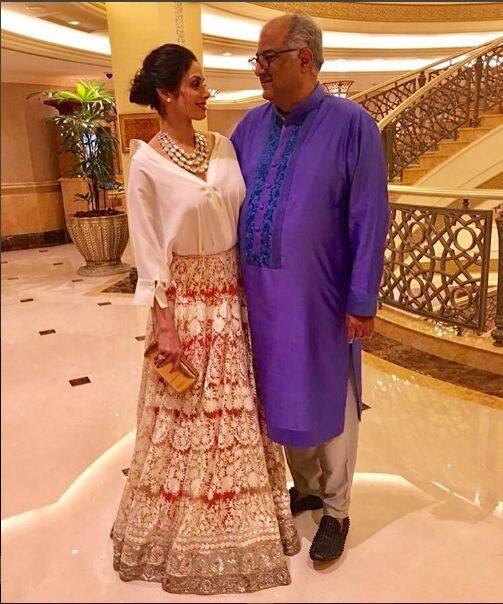 বিয়ের পার্টিতে সকলের নজর আটকে শ্রীদেবী এবং কন্যা জাহ্নবী ও খুশির দিকে