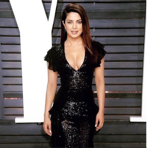 অস্কারের ‘আফটার পার্টি’-তে কালো গাউনে গ্ল্যামারাস প্রিয়ঙ্কা চোপড়া..