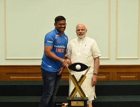অধিনায়ক অজয় কুমার রেড্ডি সম্পর্কে প্রধানমন্ত্রী লিখেছেন, তিনি স্কুলজীবন থেকেই ক্রিকেটের প্রতি আকৃষ্ট হন। ৫০ বারেরও বেশি ম্যান অফ দ্য সিরিজ এবং বেশ কয়েকবার ম্যান অফ দ্য ম্যাচ হয়েছেন অজয়