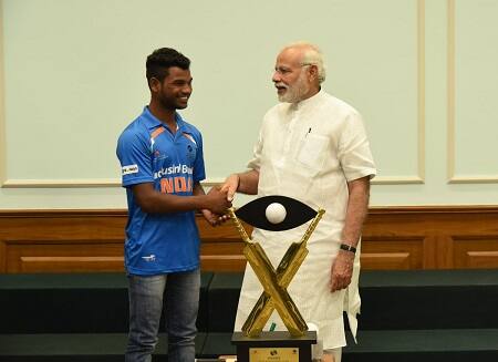 সুখরাম মাঝি ২০০৫ থেকে ক্রিকেট খেলছেন। তিনি অ্যাথলেটিক্সেও কৃতিত্ব দেখিয়েছেন। দৌড় ও হাইজাম্পে পদক পেয়েছেন সুখরাম