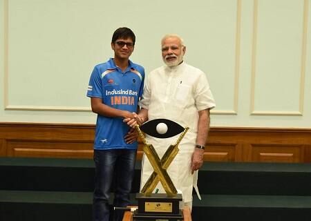 ক্যান্সারে আক্রান্ত হয়ে দৃষ্টিশক্তি হারান রামবীর সিংহ। তবে তা সত্ত্বেও ক্রিকেট খেলছেন তিনি