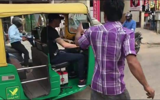  শুধু তাই নয়, অটো চালানো শেখার সেই ভিডিও নিজের ইনস্টাগ্রাম অ্যাকাউন্টেও পোস্ট করেন তিনি। সেখানে দেখা যাচ্ছে, অটোচালকের কাছ থেকে কেমন প্রশিক্ষণ নিচ্ছেন ক্লার্ক