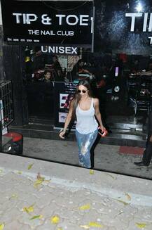 পার্লার থেকে বেরিয়ে আসার পথে মোহময়ী মালাইকা