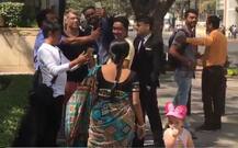 বেঙ্গালুরুর রাস্তায় বেরিয়ে ওয়ার্নারকে ঘিরে ভিড়, কী করল তাঁর মেয়ে আইভি, দেখুন ভিডিওতে