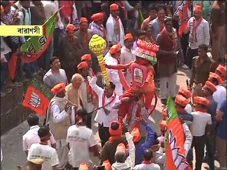 রোড শোয়ে শিশুদের উপস্থিতিও ছিল চোখে পড়ার মতো। তারা বিশেষ পোশাক পরে হাজির ছিল