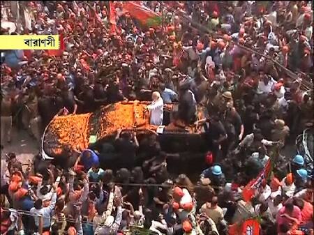 জনতার অভিবান গ্রহণ করার পাশাপাশি ফুল ছুঁড়ে পাল্টা অভিনন্দন জানান মোদী