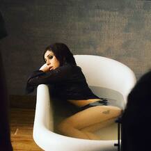 সাহসী ছবি দিয়ে ‘বডি শেমিং’-এর অভিনব প্রতিবাদ করলেন গায়িকা নেহা ভাসিন