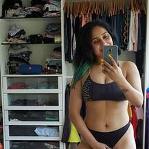 সাহসী ছবি দিয়ে ‘বডি শেমিং’-এর অভিনব প্রতিবাদ করলেন গায়িকা নেহা ভাসিন