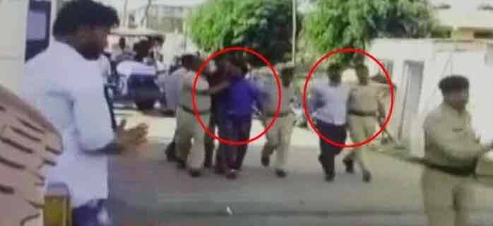 জঙ্গিকে মারার পর তার মৃতদেহ নিয়ে যাচ্ছে পুলিশ