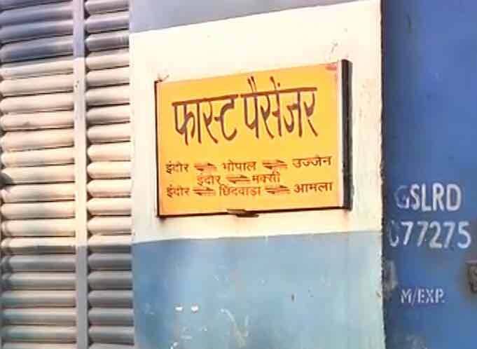মধ্যপ্রদেশের সাজাপুরে ট্রেনে বিস্ফোরণের সঙ্গে যুক্ত কয়েকজন লখনউয়ের ঠাকুরগঞ্জে বাড়ি ভাড়া নিয়েছে বলে উত্তরপ্রদেশ পুলিশকে জানায় গোয়েন্দা সংস্থাগুলি। এরপরই অভিযান শুরু করে এটিএস