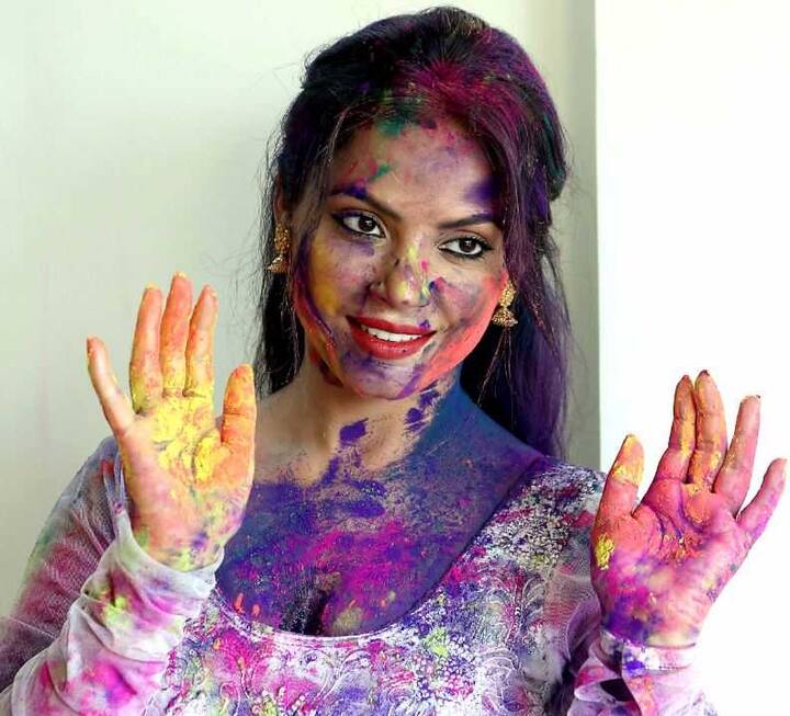 ‘গরম মশালা’ থেকে ‘ট্রাফিক সিগন্যাল’ ছবিতে অভিনয় করা নীতু এবার একবারে ‘দেশী স্টাইলে’ হাজির হলেন ভক্তদের সামনে।