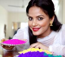 হোলির ফটোশ্যুটে ‘দেশী স্টাইলে’ ভক্তদের মাতালেন অভিনেত্রী নীতু চন্দ্র