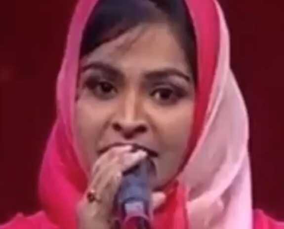 Muslim Woman Trolled For Singing Hindu Devotional Song কন্নড় রিয়েলিটি শো-এ হিন্দু ভক্তিগীতি গেয়ে অনলাইনে ট্রোলড মুসলিম তরুণী