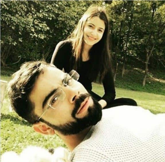 কোহলি আরও বলেছেন, ‘মোহালিতে বোর্ডের পক্ষ থেকে আমার সঙ্গে কথা বলা হয়। আমি ফোনটা রেখেই ওকে কথাটা জানালাম। আমার কাছে ওটা ছিল ফ্ল্যাশব্যাকের মতো। কীভাবে একটা অকাদেমীর খেলোয়াড় থেকে এখানে পৌঁছে গেলাম। আমি খুব আবেগবিহ্বল হয়ে পড়েছিলাম। আমার চোখে জল চলে এসেছিল। কারণ, আমি কখনও আসিনি এমন দিন আমার জীবনে আসবে। আর সেই মুহূর্তটা আমি অনুষ্কার সঙ্গে ভাগ করে নিতে পারব। এটাই সবচেয়ে দারুন ব্যাপার। সারাজীবন মুহূর্তটা আমার মনে থাকবে’। 