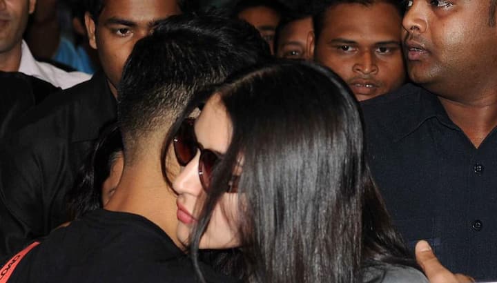 Indian cricketer and Royal Challengers Bangalore (RCB) Captain Virat Kohli and Bollywood actor Anushka Sharma spotted at Kolkata Airport, in Kolkata, India 6, 2015. (SOLARIS IMAGES)