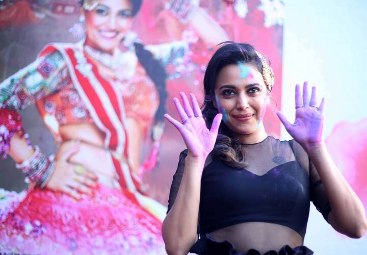 এর মধ্যেই স্বরা ভাস্করের আরও কিছু ছবি...