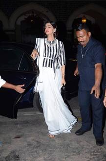 শাড়ি পরে অভিনব ডিজাইনের ব্লাউজে ফের একবার সকলের নজর কাড়লেন সোনাম কপূর