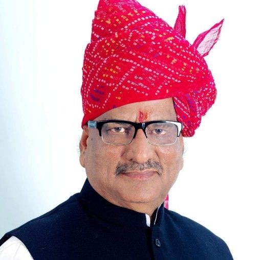 উত্তরপ্রদেশের বিজেপির দায়িত্বপ্রাপ্ত নেতা ওম মাথুর অমিত শাহর দ্বিতীয় নবরত্ন। অমিত শাহই মাথুরকে গোবলয়ের এই গুরুত্বপূর্ণ রাজ্যের দায়িত্ব দিয়েছিলেন। প্রার্থী বাছাই ও আঞ্চলিক দলগুলির সঙ্গে জোট বাঁধার ক্ষেত্রে মাথুর গুরুত্বপূর্ণ ভূমিকা পালন করেন। মাথুর সম্পর্কে বলা হয় যে, তিনি যেখানেই যান, সেখানেই দলের মুখ্যমন্ত্রী তৈরি করেই আসেন।