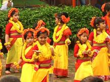 আকাশের রামধনু নেমে এল আঙিনায়...