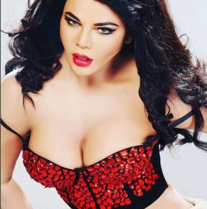 এই ছবিটি তিনি সোশ্যাল মিডিয়ায় পোস্ট করার পর থেকেই বিভিন্ন ধরনের সমালোচনার সম্মুখীন হয়েছেন তিনি।