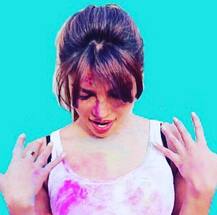 হোলির উৎসবে রঙীন প্রিয়ঙ্কা