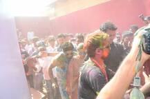 দেখুন- আলিয়া আর বরুণের রঙের উৎসব