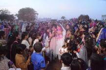 পাকিস্তানে হিন্দুদের সঙ্গে হোলিতে মাতলেন ইমরান খানের প্রাক্তন পত্নী রেহম খান