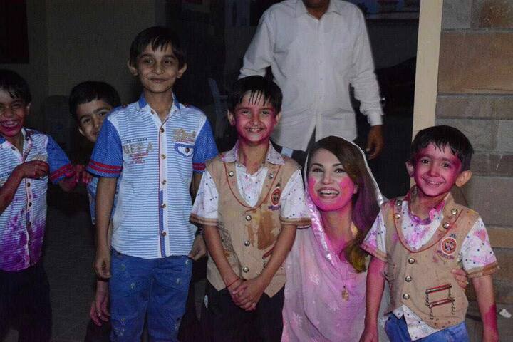 উল্লেখ্য, দোল উপলক্ষ্যে হিন্দুদের শুভেচ্ছা জানিয়েছেন পাক প্রধানমন্ত্রী নওয়াজ শরিফ, ইমরান খান সহ সে দেশের বিভিন্ন বিশিষ্ট ব্যক্তি। 