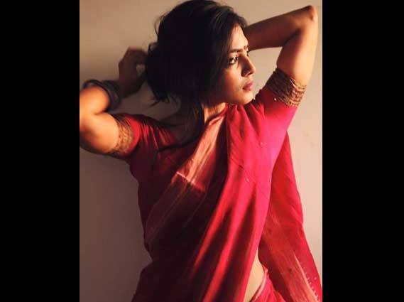 ইরানের বিখ্যাত পরিচালক মজিদ মজিদিক ভারত-কেন্দ্রিক সিনেমায় বলিউড অভিনেত্রী দীপিকা পাড়ুকোন প্রধান চরিত্রে অভিনয় করবেন বলে প্রথমে জল্পনা ছড়িয়েছিল। এজন্য দীপিকা অডিশন দিয়েছিলেন বলেও জানা গিয়েছিল। কিন্তু সেই জল্পনা স্থায়ী হল না। জানা গেল, মজিদির বেয়ন্ড দ্য ক্লাউড সিনেমার প্রধান চরিত্রে অভিনয় করবেন থিয়েটার অভিনেত্রী মালবিকা মোহনন। ছবি সৌজন্যে ইন্সটাগ্রাম