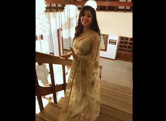 চিলড্রেন অফ হেভেন, দ্য কালার অফ প্যারাডাইস ও বারান-এর মতো সিনেমার পরিচালক মজিদি রুপোলি পর্দায় নতুন শিল্পীদের নিয়েই দর্শকদের মুগ্ধ করেছেন। মজিদির এই সিনেমার মাধ্যমেই অভিষেক ঘটবে শাহিদ কাপূরের ভাই ইশান খাট্টারেরও। মালবিকা সিনেমায় শ্যুটিং কয়েকদিন আগেই শুরু করেছেন। ছবি সৌজন্যে ইন্সটাগ্রাম