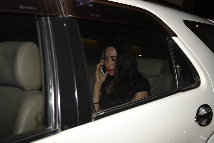 একই সময় বাড়ি থেকে বার হন তৈমুরের মাসি করিশমা কপূরও। সম্ভবত কোথাও দেখা করেন ২ বোন। (ছবি-মানব মঙ্গলানি) 