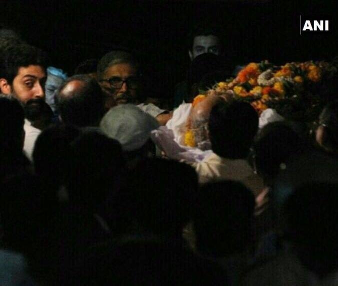 ভিলে পার্লে শ্মশানঘাটে দাহ করা হয় তাঁকে। 