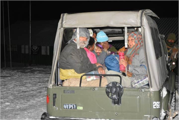  খাদে পড়ে বুলগেরিয়ার এক মহিলা পর্যটকের মৃত্যু হয়েছে। মধ্যরাতে তাঁর দেহ উদ্ধার করেন জওয়ানরা। সব ছবি সৌজন্য- প্রতিরক্ষামন্ত্রক