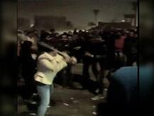 দেখুন ভিডিওতে :পুলিশের লাঠি কেড়ে ইভ টিজারদের পেটালেন তরুণী