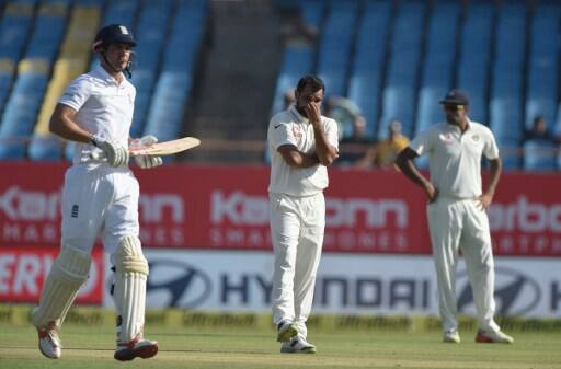 ২০১৫-র বিশ্বকাপের পর থেকে শামি লাগাতর চোটের সঙ্গে লড়াই করছেন। এমন নির্ভরযোগ্য বোলার দলের বাইরে থাকায় স্বাভাবিকভাবেই সমস্যায় পড়েছে টিম ইন্ডিয়া।