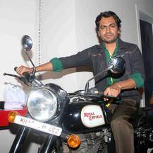 মুম্বইয়ে বাবুমশাই বন্দুকবাজ ছবির শ্যুটিংয়ে নওয়াজউদ্দিন সিদ্দিকির ফটোশ্যুট