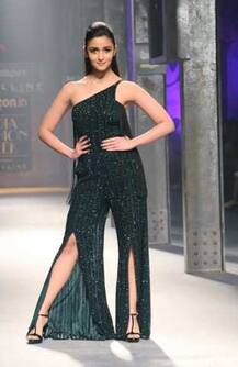 আমাজন ইন্ডিয়া ফ্যাশন উইকে নজর কাড়লেন আলিয়া ভট্ট