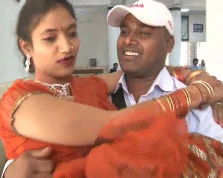 মধ্যপ্রদেশের জব্বলপুরে মানবতার এক উজ্জ্বল নজির। পেশায় আয়ুর্বেদ চিকিত্সক সমীরণ বালা দৃষ্টিশক্তিহীন মীনাকে বিয়ে করে মানবতার এই দৃষ্টান্ত গড়লেন। শুধু তাই নয়, বিয়ে সারতে মীনাকে কোলে তুলে কোর্টে এলেন সমীরণ।