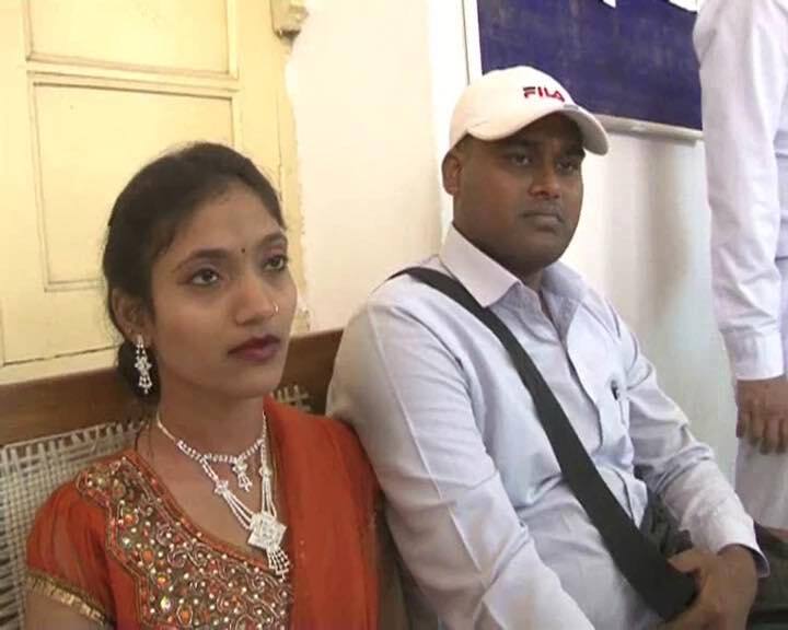 এক বছর আগে সমীরণের সঙ্গে পরিচয় হয় মীনার। জব্বলপুরের বরবাটি গ্রামের বাসিন্দা মীনা। ওই গ্রামেই সমীরণের ক্লিনিক রয়েছে। এক বছর আগে মীনাদের বাড়িতে কারুর চিকিত্সার জন্য গিয়েছিলেন সমীরণ। সেখানেই মীনাকে প্রথম দেখেন তিনি। আর প্রথম দেখাতেই প্রেম। মীনা ভালো লেগে গিয়েছিল সমীরণের।