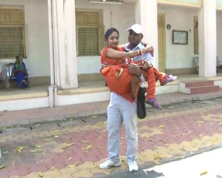 কিন্তু নিজের প্রেমকে বিয়ের পিঁড়িতে টেনে নিয়ে যাওয়ার কাজটা সহজ ছিল না। সমীরণ প্রথমে নিজের পরিবারের সবাইকে রাজি করান। এরপর মীনার বাড়ির লোকের কাছে বিয়ের প্রস্তাব দেন। অনেক ভাবনাচিন্তা ও চিকিত্সকের পরিবারের সঙ্গে কথা বলার পর জাতপাতের উর্দ্ধে উঠে পটেল পরিবার সমীরণের সঙ্গে মীনার বিয়ের প্রস্তাবে রাজি হয়।