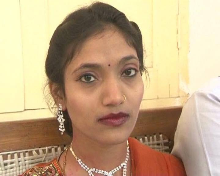 এই বিয়েতে দারুন খুশি মীনা। তিনি বলেছেন, দৃষ্টিশক্তিহীন হওয়ায় তাঁর বিয়ে হচ্ছিল না। এরইমধ্যে সমীরণ বিয়ের প্রস্তাব নিয়ে আসেন। বাবা-মা ওই প্রস্তাব জানাতেই তিনি রাজি হন।