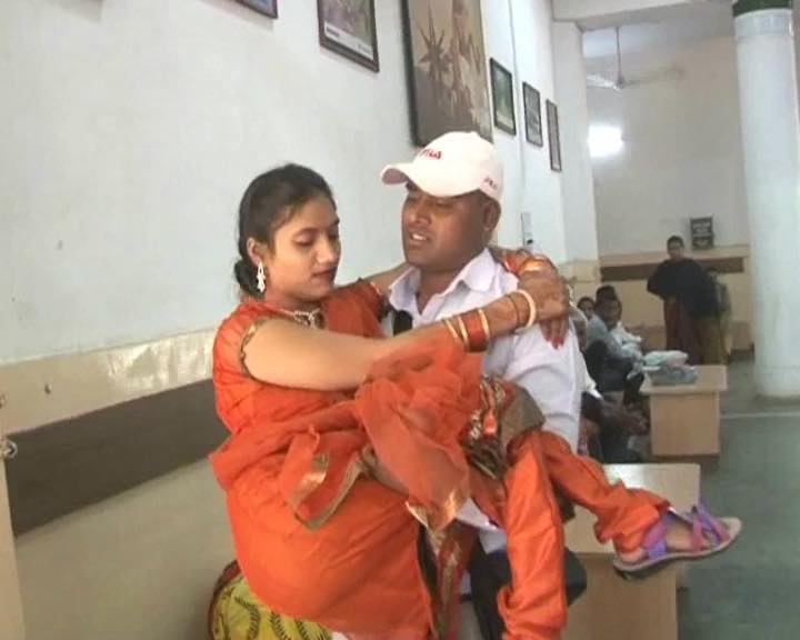 মানবতার অনন্য নজির গড়লেন জব্বলপুরের এই চিকিৎসক