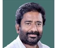 বিমানে বিজনেস ক্লাসে সিট না মেলায় এয়ার ইন্ডিয়া কর্মীকে পঁচিশ বার জুতো পেটা শিবসেনা সাংসদের