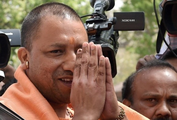 Yogi Adityanath Meets Gang Rape Survivor At Lucknow Hospital Assures Strict Action লখনউয়ের হাসপাতালে গণধর্ষিতার সঙ্গে দেখা করলেন যোগী আদিত্যনাথ, অপরাধীদের বিরুদ্ধে কঠোর ব্যবস্থার প্রতিশ্রুতি