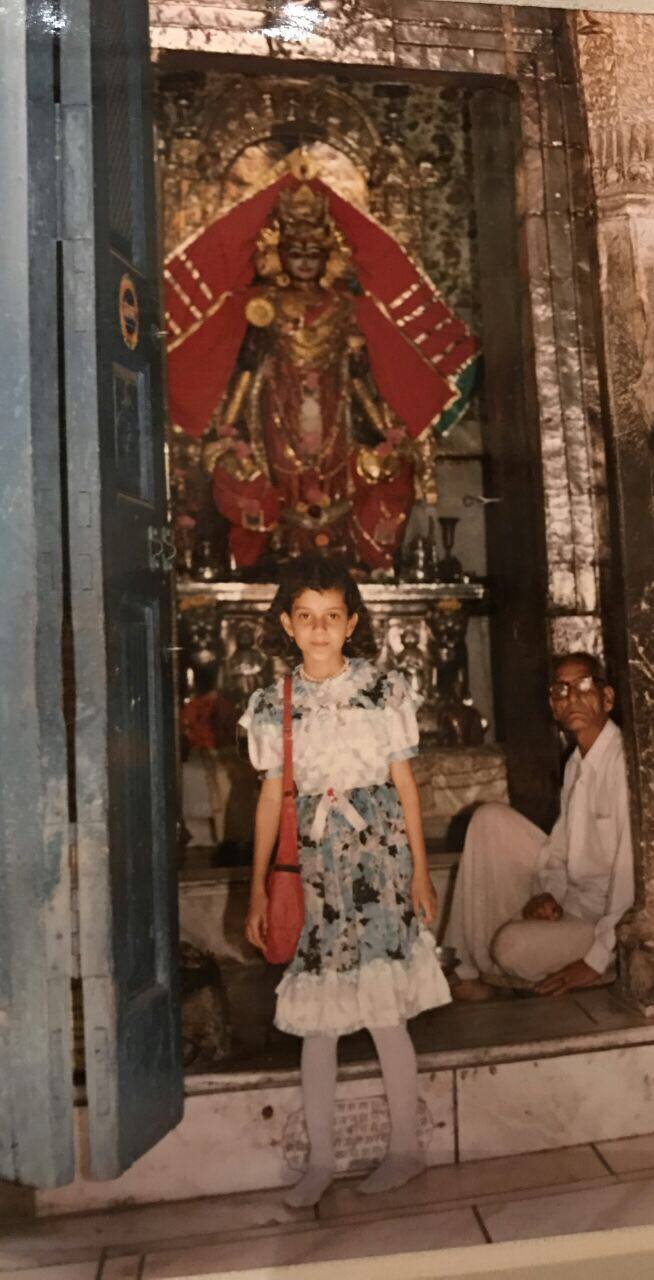 বলিউডের বর্তমানের অন্যতম প্রতিষ্ঠিত নায়িকার শৈশবের ছবি এটা
